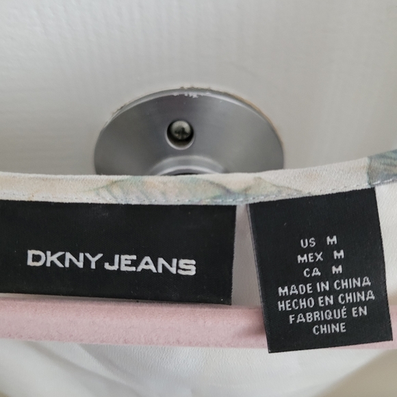 Womens DKNY Sleevless chiffon blouse with full lining. White with flowers - Picture 3 of 3